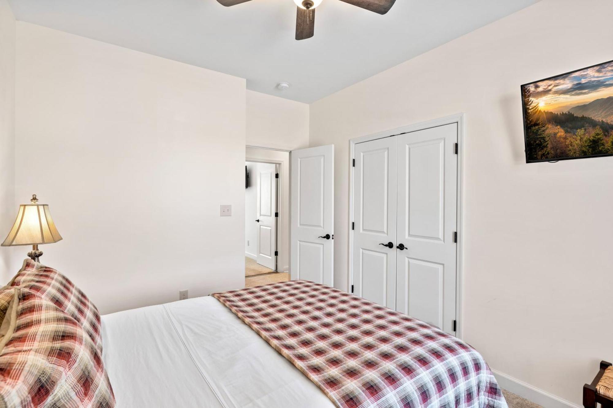 Bear Pass Is A 3 Bed 2 Bath Craftsman Style Home Located Within Walking Distance To Dt แกตลิงเบิร์ก ภายนอก รูปภาพ