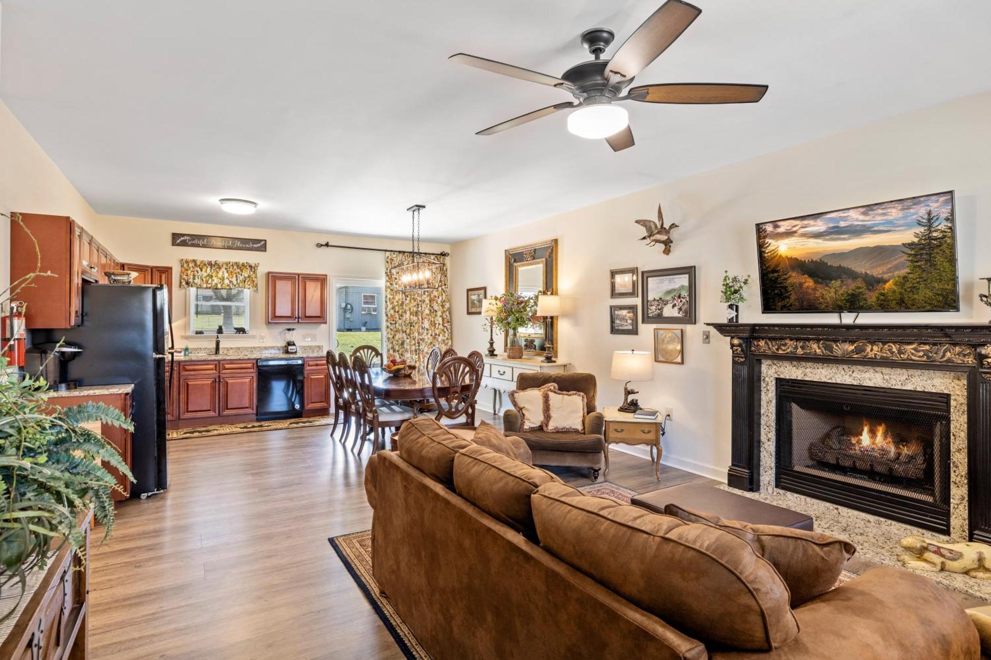 Bear Pass Is A 3 Bed 2 Bath Craftsman Style Home Located Within Walking Distance To Dt แกตลิงเบิร์ก ภายนอก รูปภาพ